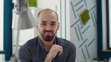 Satış istatistikleri ve finansal tablolarla iş raporu hazırlamak için masa başında oturan bir ofis çalışanının portresi. Girişimci şirket sunumu için veri araştırması yapan yönetici yardımcısı. Kapat..