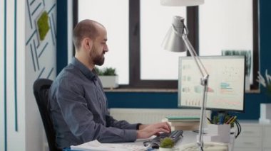 Ticari uzmanlık planlama stratejisi ile iş büyümesine yardımcı olan bir finans analisti. Ticari ağ geliştirme üzerinde çalışmak için pazarlama istatistiklerini kullanan satış danışmanı.