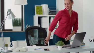 İş büyümesi üzerine çalışan profesyonel analistin portresi dizüstü bilgisayarda geliştirme stratejisi yaratıyor. Masasında pazarlama istatistikleri bulunan finansal danışman planlama veri tabloları.