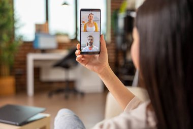 Otantik meşgul Asyalı kadın evden internet üzerinden iletişim kuruyor. Konuşan mobil uygulama merhaba internet teknolojisi mutlu iş adamı serbest konuşma denir