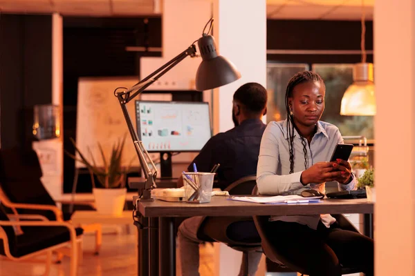 Young Businesswoman Looking Smartphone App Plan Presentation Using Social Media — Stock Photo, Image