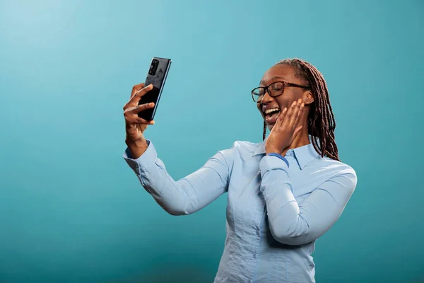 Emocionado Joven Adulto Contento Sonriendo Cámara Del Teléfono Mientras Toma — Foto de Stock