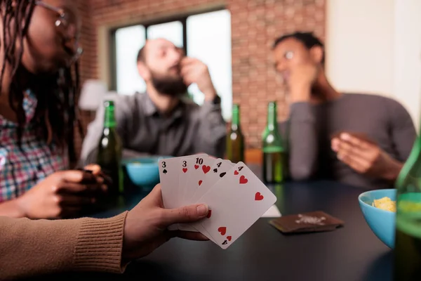 Close Tiro Mão Mulher Segurando Jogos Cartas Enquanto Desfruta Diversão — Fotografia de Stock