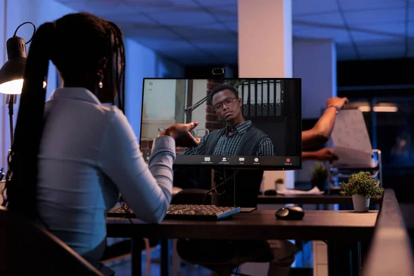 Mulher Afro Americana Reunindo Com Homem Teleconferência Remota Usando Chamada — Fotografia de Stock