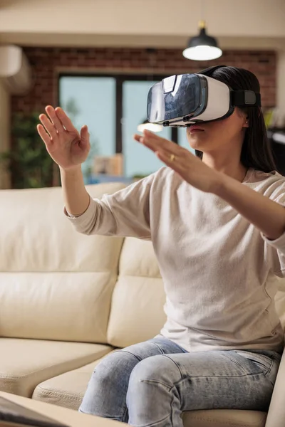 Happy Asian Woman Enjoying Wearing Virtual Reality Headset Modern Glasses — Stock fotografie