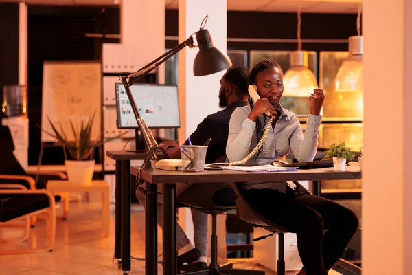 Kvinnlig Frilansare Ringa Nummer För Att Ringa Chef Fast Telefon — Stockfoto