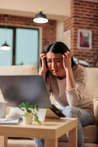 Mujer Asiática Joven Que Tiene Migraña Dolor Cabeza Tratar Trabajar — Foto de Stock