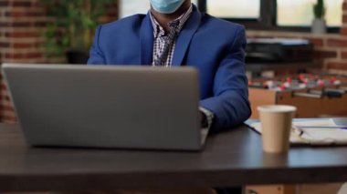 İdari müdür, 19 salgın sırasında strateji planlamak için dizüstü bilgisayarla iş istatistikleri üzerinde çalışıyor. Ağ bilgisi kullanan profesyonel danışman, İnternet sitesine göz atma.