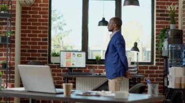 Afrika kökenli Amerikalı danışman şirket ofisinde iyi iş haberleri almak için bekliyor. Sinirli proje yöneticisi sunum çözümü hakkında bilgi edinmek için başlangıç işyerinde volta atıyor.