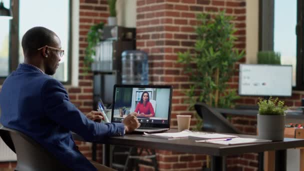 Encontro Trabalhadores Afro Americanos Com Empresária Videochamada Online Usando Bate — Vídeo de Stock
