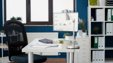 Bilgisayarında satış grafikleri olan, ticari büyüme ve pazarlama planlayan boş bir işyeri çalışanı yok. Şirket işyerinde araştırma veri istatistikleri olan kimse yok..