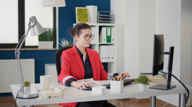 İş stratejisini geliştirmek için pazarlama çizelgeleriyle çalışan bayan çalışanlar monitörde. Araştırma analisti şirket büyümesi yaratmak için bilgisayar ve dosyalarda finansal grafikler kullanıyor.