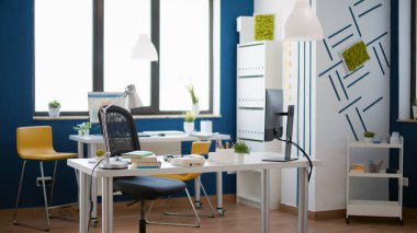 Bilgisayarda e-ticaret verileri olan ve insanların finansal ekonomik strateji planlamak için kullandığı profesyonel iş ofislerinde hiç kimse yok. Girişimci işyerinde kimse ticaret malzemesi kullanmaz..