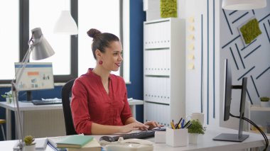 Satış ve pazarlama geliştirme yaratmak için e-ticaret sunumu üzerinde çalışan yönetici müdürü. İş haritaları ve veri istatistikleriyle mali danışman planlama stratejisi.