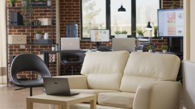 İç dekorasyonları, dizüstü bilgisayarı ve monitörleri olan boş bir işletme ofisinde istatistik tablosunu gösterecek kimse yok. Şirket işyerinde grafiklerle pazarlama analizi yapacak kimse yok.