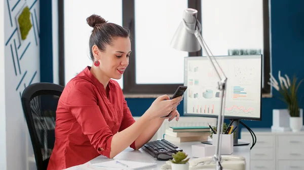 Gerente Projeto Navegando Internet Telefone Celular Fazendo Uma Pausa Trabalho — Fotografia de Stock