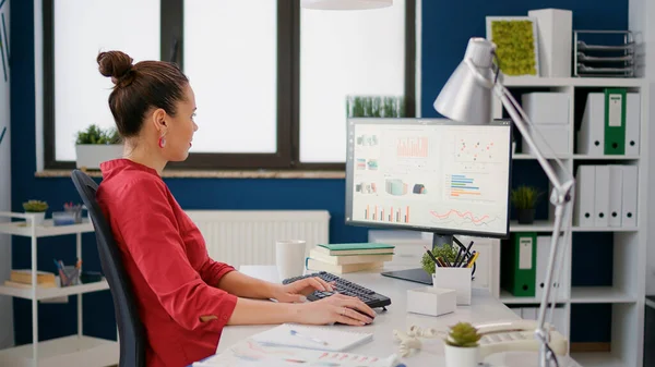 Bedrijfsboekhouder Werkt Met Sales Analyse Computer Met Behulp Van Data — Stockfoto