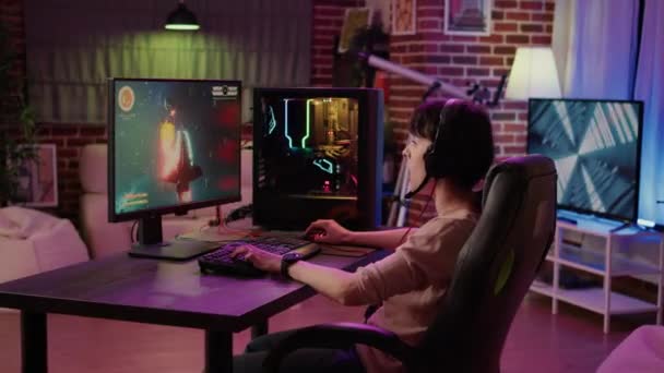 Žena Relaxaci Streaming Internetu Rychle Rozvíjející Prostor Střelec Simulace Hry — Stock video