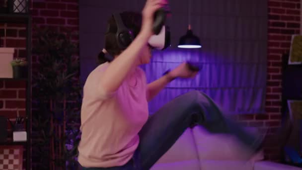 Девочка Играет Боевую Игру Виртуальной Реальности Время Бойфренд Потокового Онлайн — стоковое видео