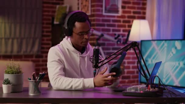 African American Content Creator Nagrywania Recenzję Produktu Testowania Słuchawek Przy — Wideo stockowe