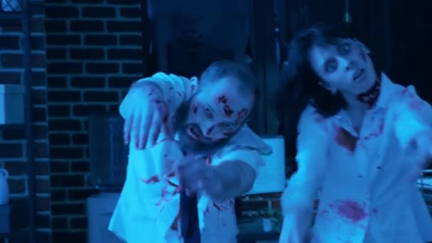 Gevaarlijk Uitziende Hersenetende Zombies Die Nachts Kantoor Rondlopen Griezelige Dode — Stockvideo