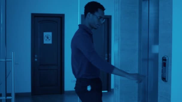 사업가는 가지만 소름끼치는 뇌먹는 엘리베이터에서 나왔을 때도망가기 합니다 사무실 직원은 — 비디오