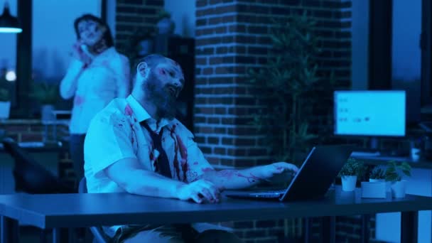 Zombie Aspecto Aterrador Tratando Trabajar Portátil Moderno Espacio Trabajo Oficina — Vídeos de Stock