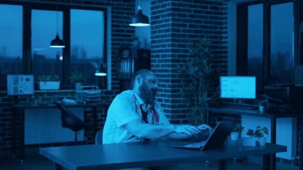 Děsivý Bezduchý Zombie Sedí Kanceláři Zatímco Pracuje Moderním Notebooku Noci — Stock video