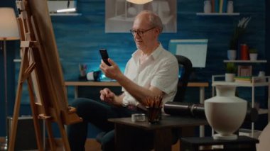 Akıllı telefondan sanat şaheserlerinin fotoğraflarını çeken, vazo ilhamı çizen ve telefon galerisinde fotoğraf saklayan son sınıf öğrencisi. Sanatsal becerileri ve yaratıcılığı olan sanat ve zanaat hobisi.