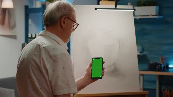 Senior Male Artist Holding Smartphone Greenscreen Draw Vase Artwork Canvas — Stock Video