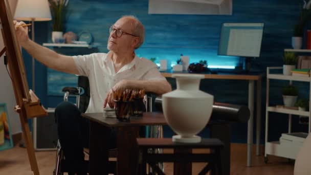 Älterer Mann Mit Körperlicher Behinderung Und Zeichnung Authentischer Vasenmodelle Auf — Stockvideo
