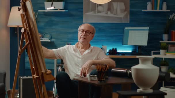 Kronik Özrü Olan Emekli Bir Adam Tuvale Sanat Tasarımı Yapmak — Stok video