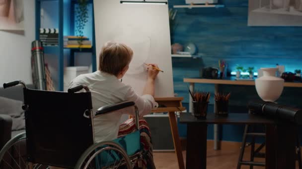 女轮椅使用者用艺术技巧和铅笔创作花瓶模型杰作 素描设计 使用工具绘制专业艺术品的长期残疾艺术家 — 图库视频影像