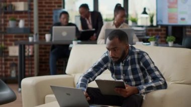 Bilgisayarda istatistikleri analiz eden erkek çalışanın portresi ve kağıt üzerinde bilgisayar ve finansal çizelgeler kullanarak pano belgeleri. İş adamı pazarlama sunum incelemesi planlıyor.