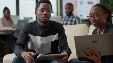 Araştırma projesi yaratmak için işbirliği yapan insanlardan oluşan bir ekip dizüstü bilgisayar ve belgelerdeki finansal şemaları analiz ediyor. Erkek ve kadın iş büyümesi için takım çalışması yapıyorlar. El kamerasıyla..