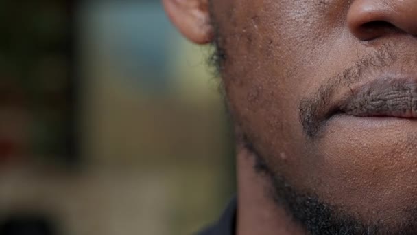 Makro Záběr Mladého Muže Pohybujícího Rty Usmívajícího Půlkou Obličeje Kameře — Stock video