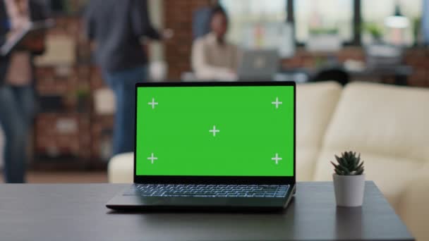 Laptop Zielonym Ekranem Wyświetlacz Biurku Biurze Zespół Osób Posiadających Izolowane — Wideo stockowe