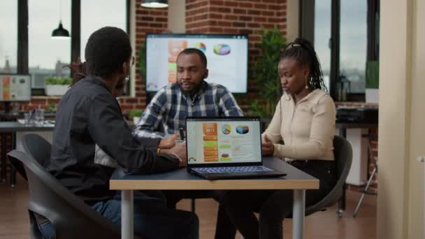 Equipe Afro Americana Pessoas Usando Gráficos Financeiros Para Trabalhar Planejamento — Vídeo de Stock
