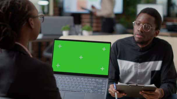 非裔美国人男女一起工作与绿色屏幕上的笔记本电脑显示 商务人员使用具有独立复制空间和空白色键背景的模型模板 — 图库视频影像