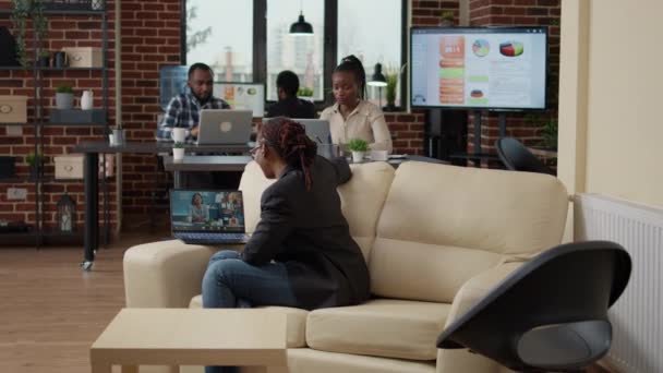 Fiatal Alkalmazott Vesz Részt Üzleti Találkozón Videofelvételen Laptopot Használ Internetkapcsolattal — Stock videók