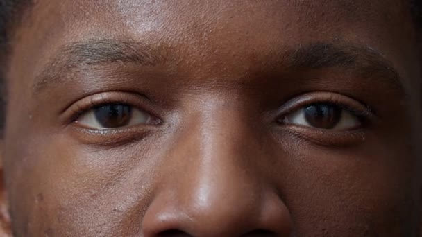 宏观拍摄的年轻成年人在镜头前眨眼 用彩色虹膜 视网膜和瞳孔显示眼睛 男人看着倒影 健康的焦点和视力 眉毛和睫毛真相大白 — 图库视频影像