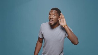 Gizli söylentiler ve gizli tartışmalar dinlemek için Afrika kökenli yetişkin kulak misafiri oldum. Gizliliği dinleyen ve çılgın dedikoduları duyan meraklı bir adam..