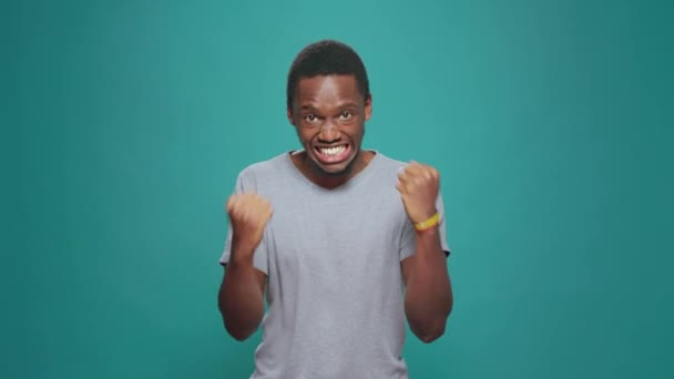 아프리카 미국인 성취와 성공을 축하하고 승리에 행복하고 기쁘게 느낍니다 성공적 — 비디오