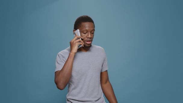 Millennial Homem Falando Chamada Smartphone Sobre Fundo Azul Respondendo Telefone — Vídeo de Stock