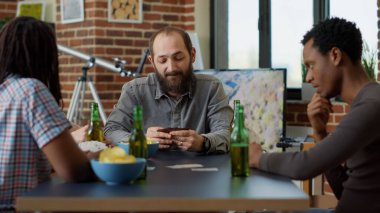 Masada iskambil kağıtlarıyla oyun oynayan rekabetçi insanlar boş zamanlarında taktiklerin tadını çıkarıyorlar. Olumlu arkadaş grubu strateji kartı yarışmasıyla eğleniyor. Kapat..
