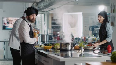 Televizyon programında yemek pişirme programı için gastronomi videosu çeken erkek şefin POV 'u. Profesyonel mutfak televizyonunda lezzetli yemek hazırlıkları yapılıyor..