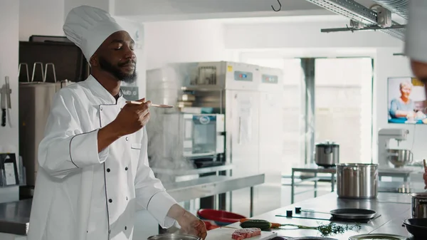 Homme Afro Américain Goûte Tester Soupe Légumes Sur Cuisinière Préparation — Photo