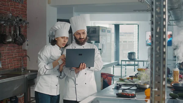 Team Von Köchen Arbeitet Professioneller Küche Mahlzeit Mit Laptop Suche — Stockfoto