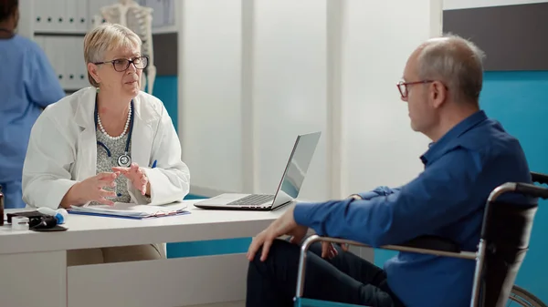 Médecin Femme Consulter Homme Ayant Une Invalidité Chronique Une Déficience — Photo