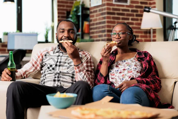 African American Couple Eating Slice Pizza Drinking Bottles Beer While — Stock Photo, Image
